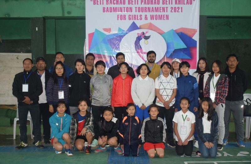 ADC Mokokchung Shashank Pratap Singh IAS with the winners of the two-day event of badminton held in at Mokokchung on February 12. (DIPR Photo) 